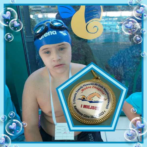 wiktor pływa
